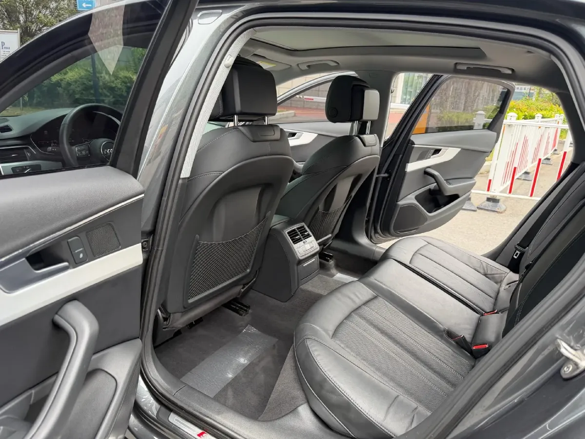 2020 Audi A4L 2.0T 190HP L4 7DCT,autocango,china used car exporter,china ev exporter,chinese used car exporter,chinese used ev exporter