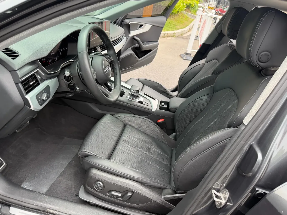 2020 Audi A4L 2.0T 190HP L4 7DCT,autocango,china used car exporter,china ev exporter,chinese used car exporter,chinese used ev exporter