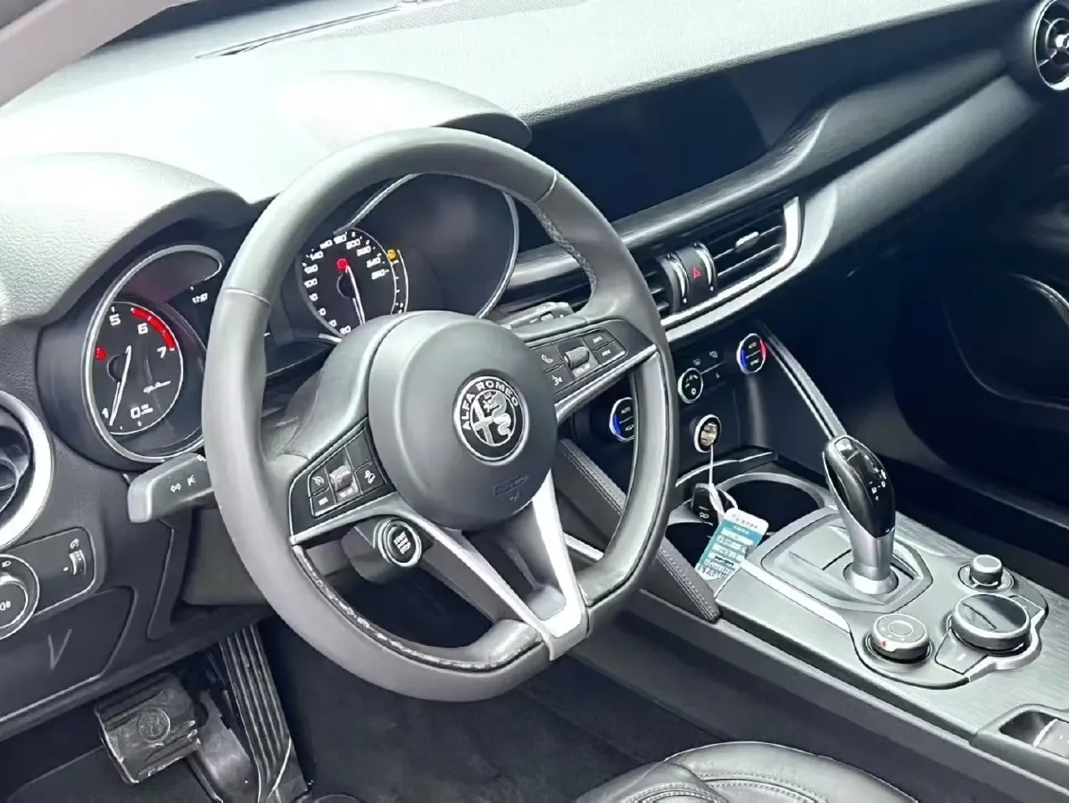 2017 Alfa Romeo Stelvio 2.0T 200HP L4 8AT,autocango,china used car exporter,china ev exporter,chinese used car exporter,chinese used ev exporter