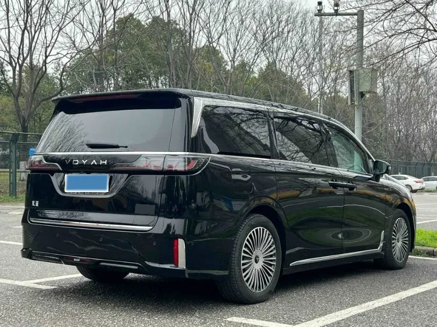 2025 Voyah Dream 1.5T 150HP L4 PHEV 41.7KWH,autocango,china used car exporter,china ev exporter,chinese used car exporter,chinese used ev exporter