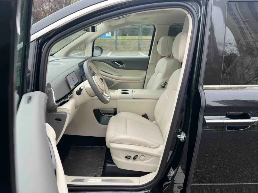 2025 Voyah Dream 1.5T 150HP L4 PHEV 41.7KWH,autocango,china used car exporter,china ev exporter,chinese used car exporter,chinese used ev exporter