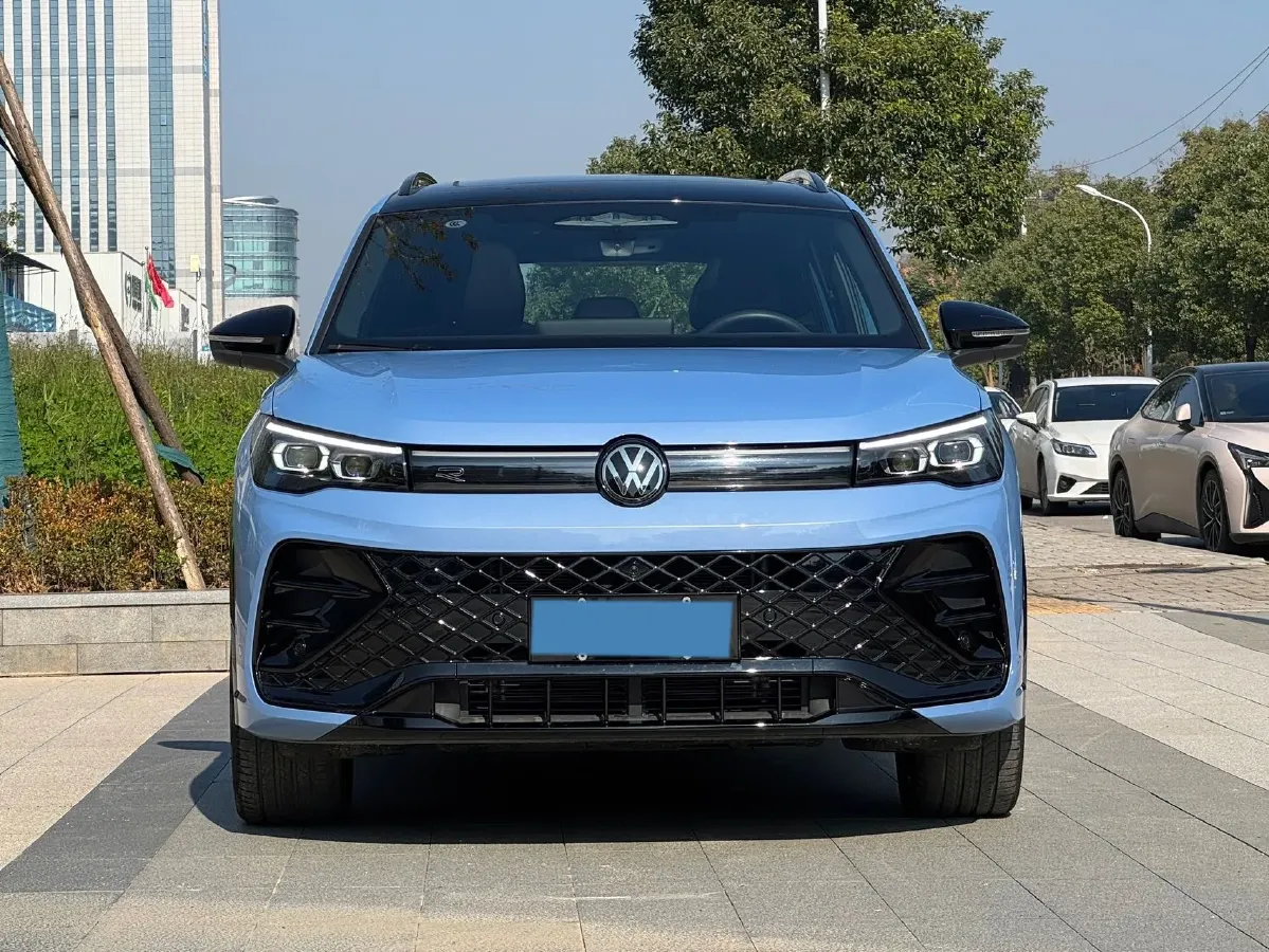 2024 Volkswagen Tiguan L 2.0T 220HP L4 7DCT,autocango,china used car exporter,china ev exporter,chinese used car exporter,chinese used ev exporter