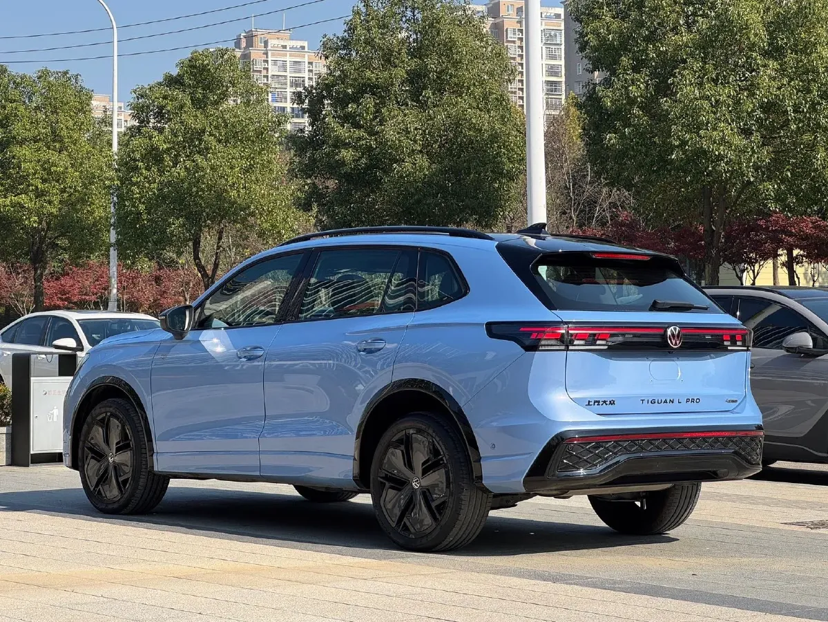 2024 Volkswagen Tiguan L 2.0T 220HP L4 7DCT,autocango,china used car exporter,china ev exporter,chinese used car exporter,chinese used ev exporter
