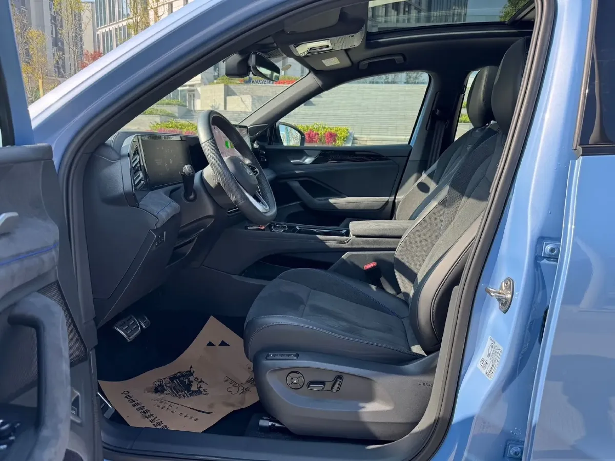 2024 Volkswagen Tiguan L 2.0T 220HP L4 7DCT,autocango,china used car exporter,china ev exporter,chinese used car exporter,chinese used ev exporter