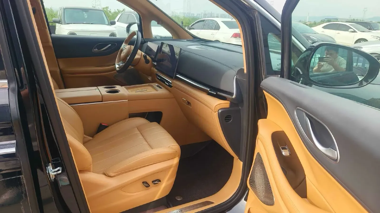 2025 Voyah Dream 1.5T 150HP L4 PHEV 41.7KWH,autocango,china used car exporter,china ev exporter,chinese used car exporter,chinese used ev exporter