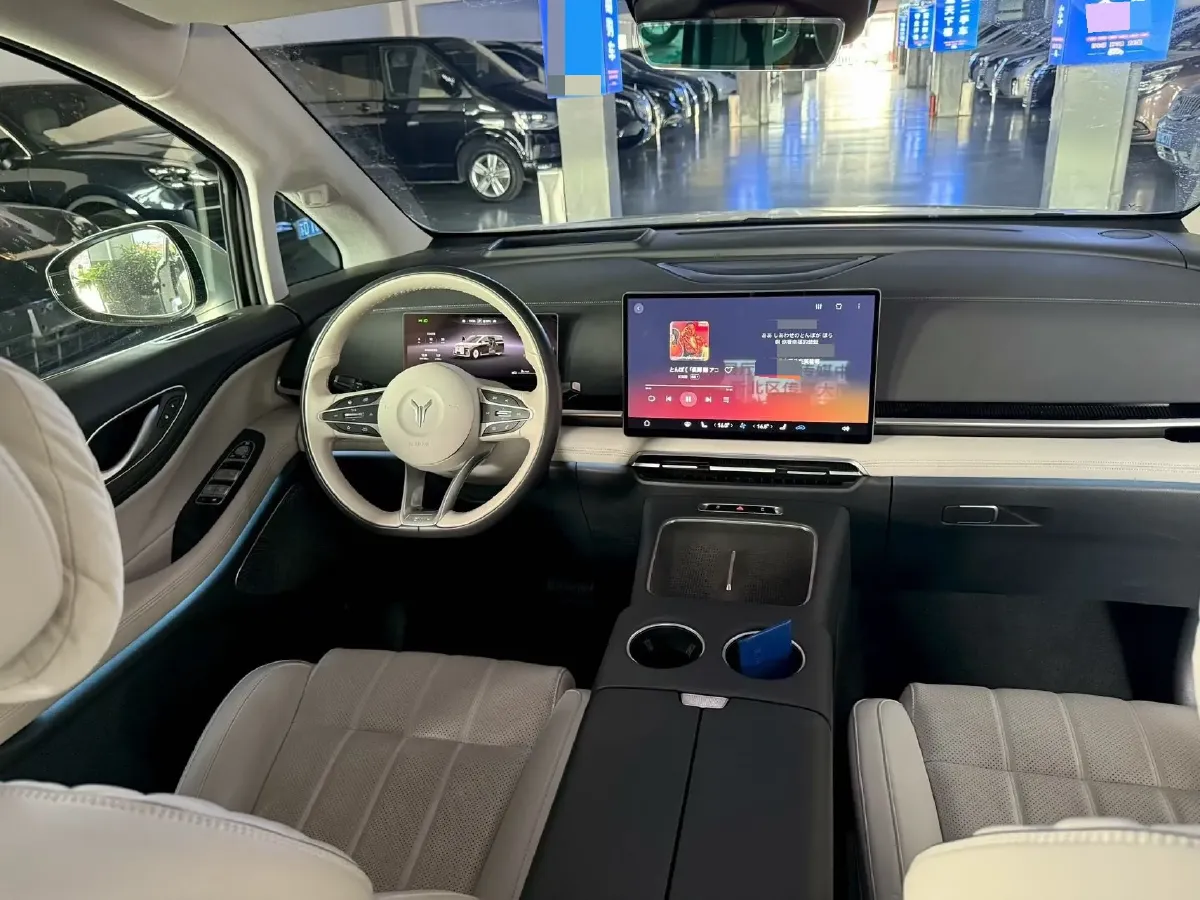 2025 Voyah Dream 1.5T 150HP L4 PHEV 41.7KWH,autocango,china used car exporter,china ev exporter,chinese used car exporter,chinese used ev exporter