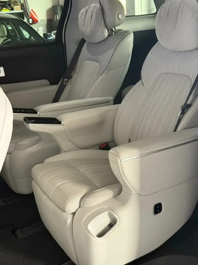 2025 Voyah Dream 1.5T 150HP L4 PHEV 41.7KWH,autocango,china used car exporter,china ev exporter,chinese used car exporter,chinese used ev exporter