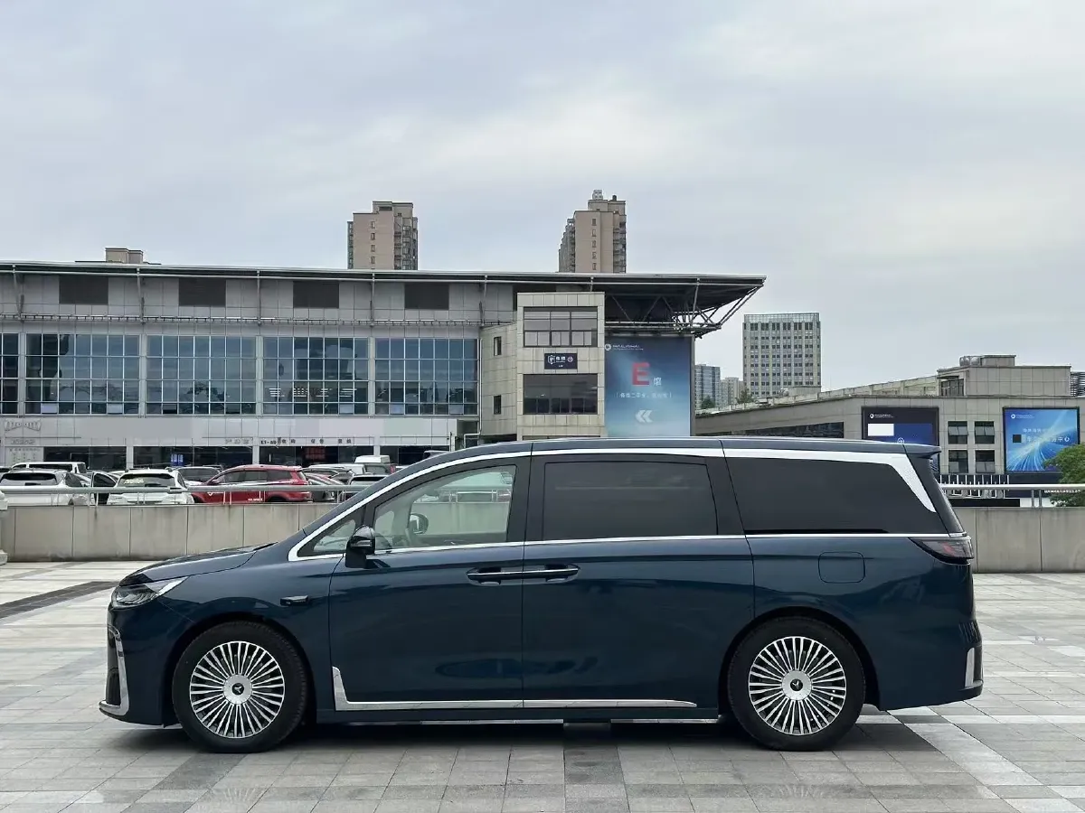 2024 Voyah Dream 1.5T 150HP L4 PHEV 43KWH,autocango,china used car exporter,china ev exporter,chinese used car exporter,chinese used ev exporter