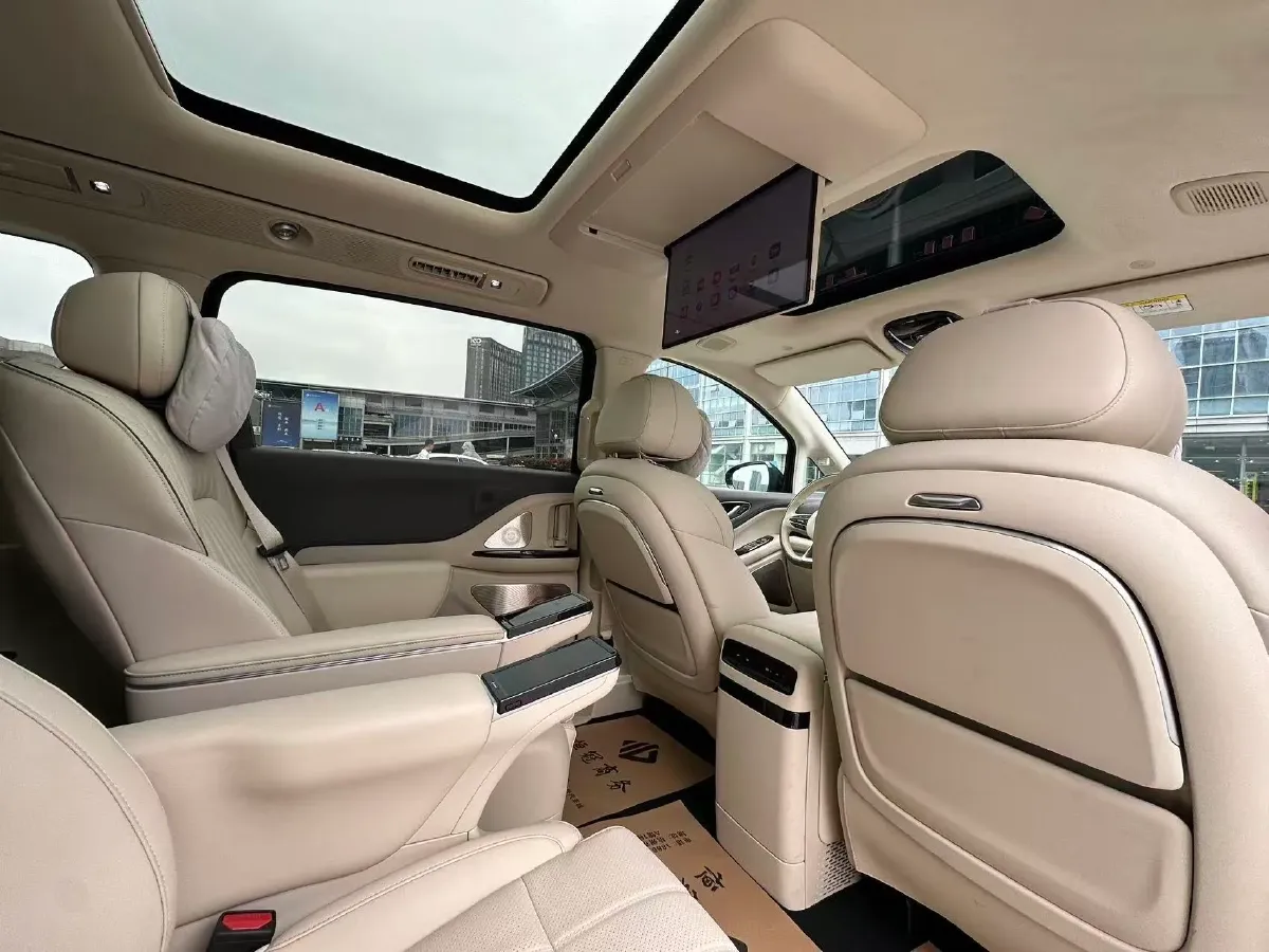 2024 Voyah Dream 1.5T 150HP L4 PHEV 43KWH,autocango,china used car exporter,china ev exporter,chinese used car exporter,chinese used ev exporter