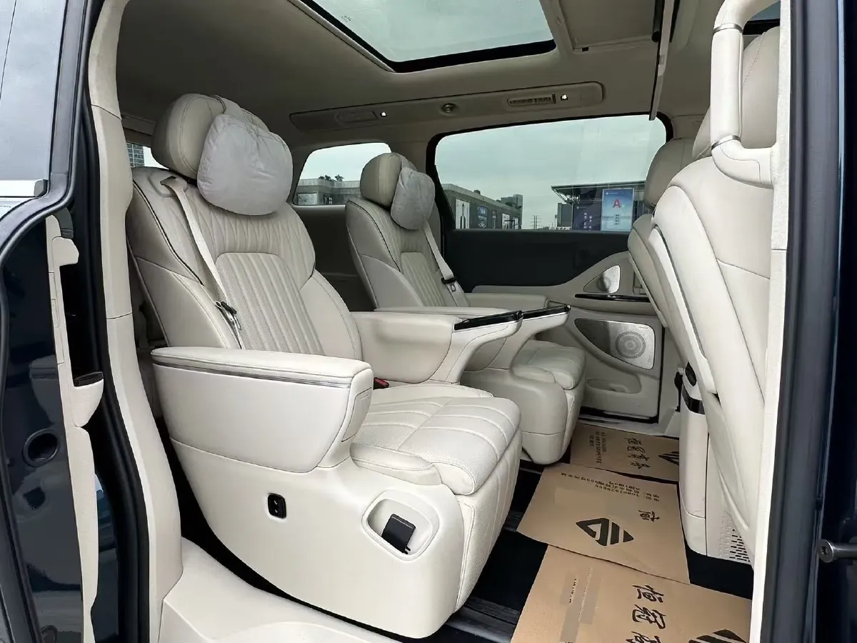 2024 Voyah Dream 1.5T 150HP L4 PHEV 43KWH,autocango,china used car exporter,china ev exporter,chinese used car exporter,chinese used ev exporter