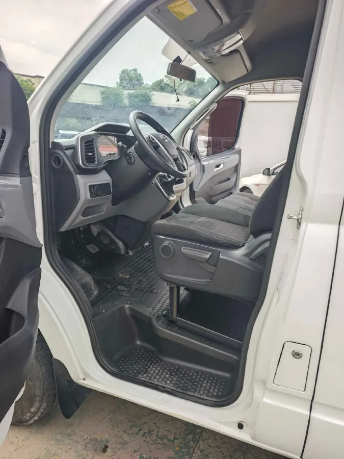 2023 MAXUS XinTu V80 2.0T 127HP L4 6MT,autocango,china used car exporter,china ev exporter,chinese used car exporter,chinese used ev exporter