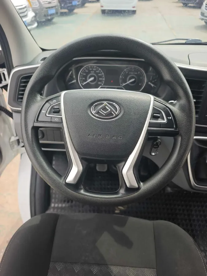 2023 MAXUS XinTu V80 2.0T 127HP L4 6MT,autocango,china used car exporter,china ev exporter,chinese used car exporter,chinese used ev exporter