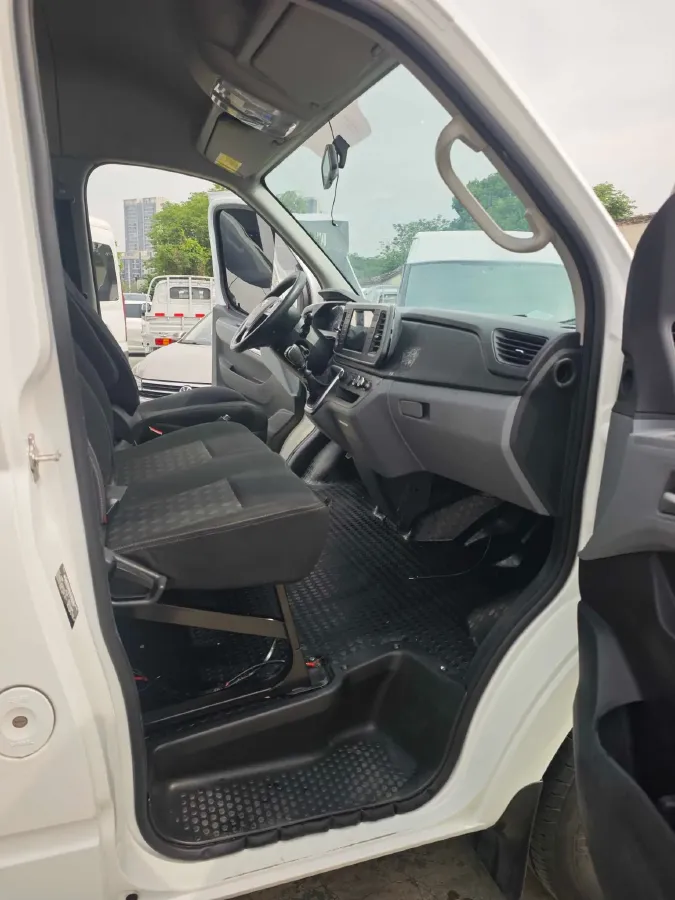 2023 MAXUS XinTu V80 2.0T 127HP L4 6MT,autocango,china used car exporter,china ev exporter,chinese used car exporter,chinese used ev exporter