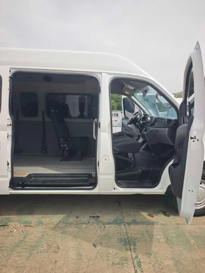 2023 MAXUS XinTu V80 2.0T 127HP L4 6MT,autocango,china used car exporter,china ev exporter,chinese used car exporter,chinese used ev exporter