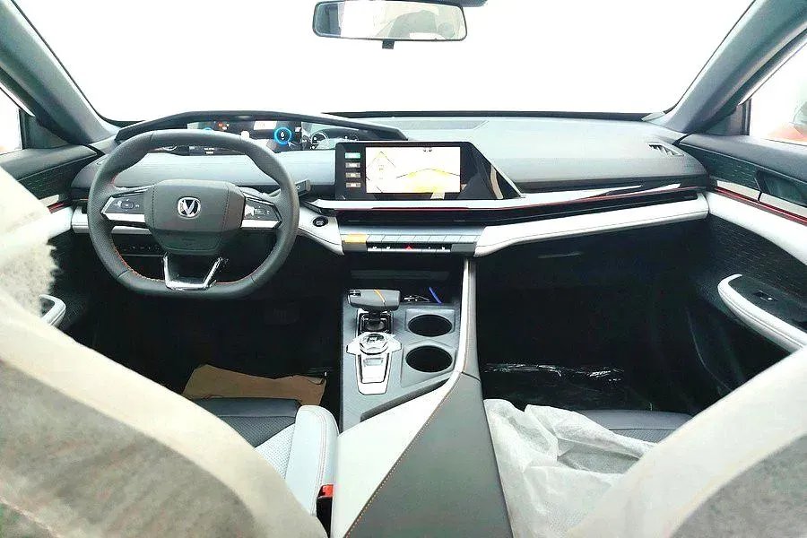 2024 ChangAn UNI-V iDD 1.5L 110HP L4 E-CVT PHEV 18.99KWH,autocango,china used car exporter,china ev exporter,chinese used car exporter,chinese used ev exporter