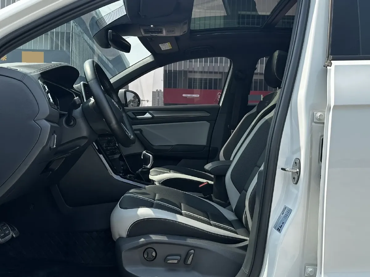 2023 Volkswagen T-Roc 1.5T 160HP L4 7DCT,autocango,china used car exporter,china ev exporter,chinese used car exporter,chinese used ev exporter
