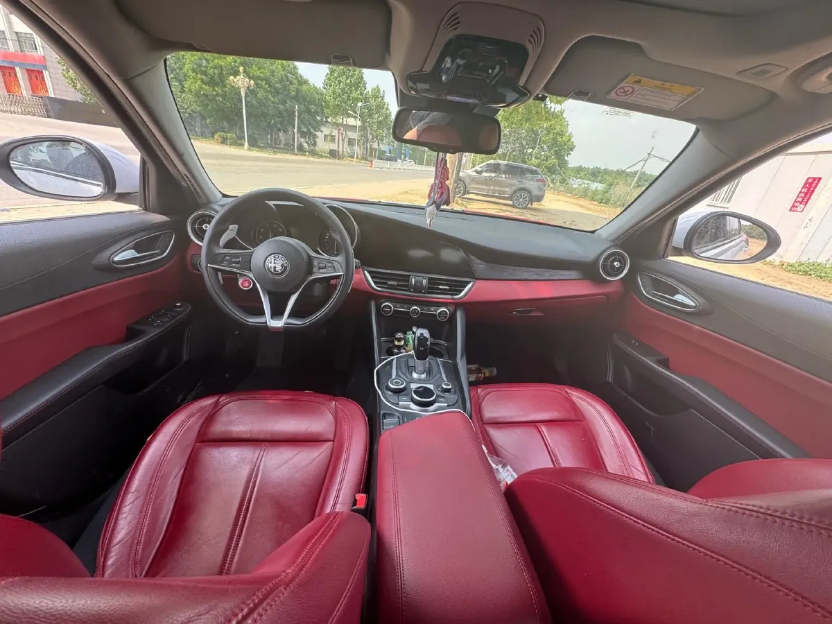 2019 Alfa Romeo Giulia 2.0T 280HP L4 8AT,autocango,china used car exporter,china ev exporter,chinese used car exporter,chinese used ev exporter
