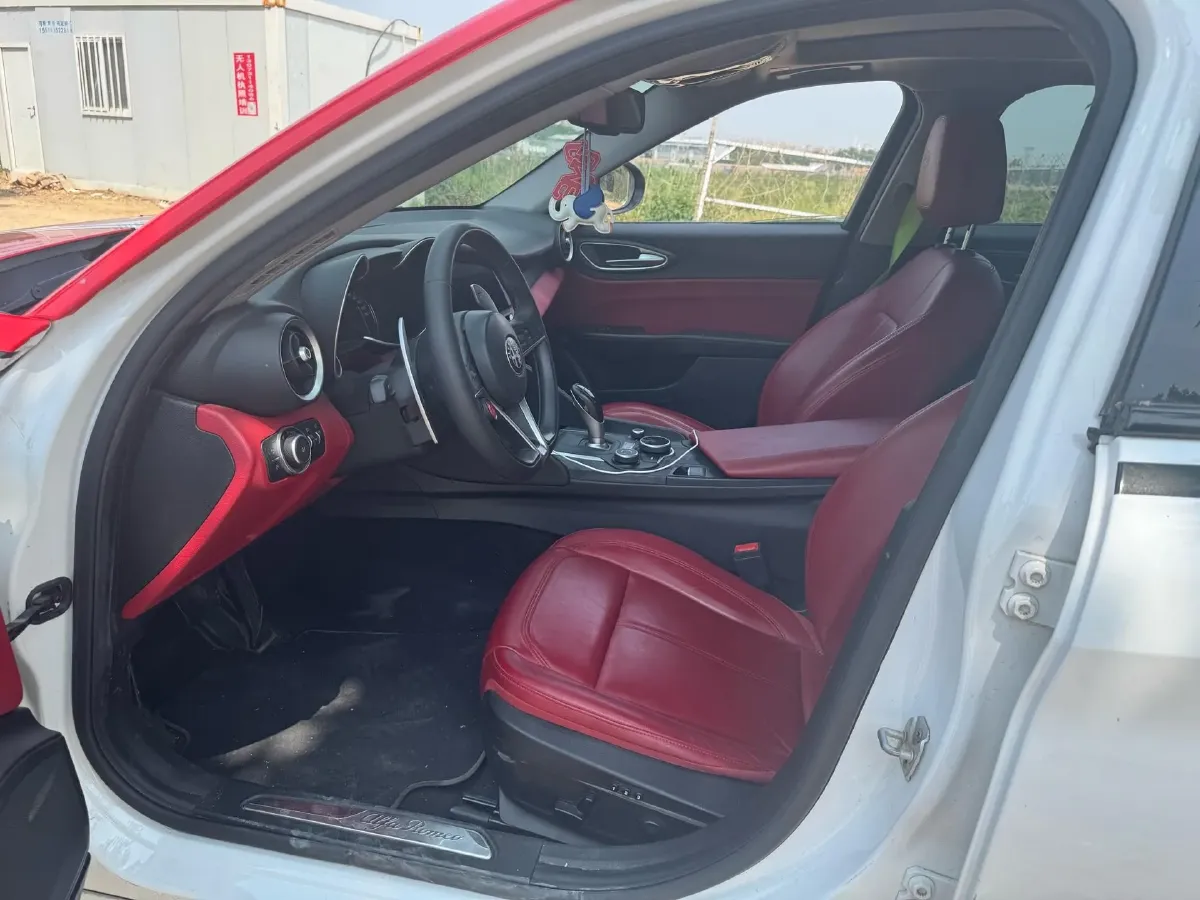2019 Alfa Romeo Giulia 2.0T 280HP L4 8AT,autocango,china used car exporter,china ev exporter,chinese used car exporter,chinese used ev exporter