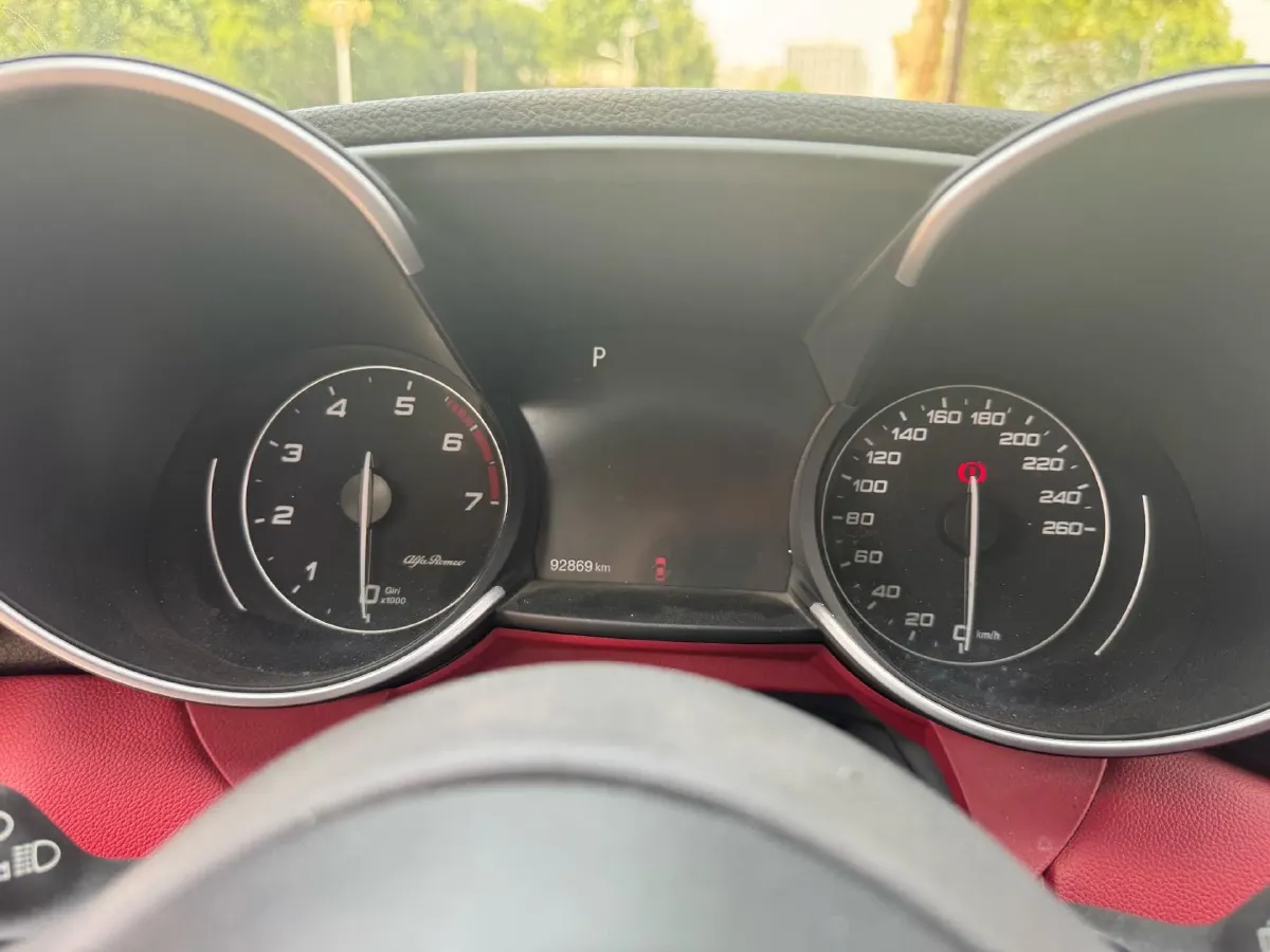 2019 Alfa Romeo Giulia 2.0T 280HP L4 8AT,autocango,china used car exporter,china ev exporter,chinese used car exporter,chinese used ev exporter