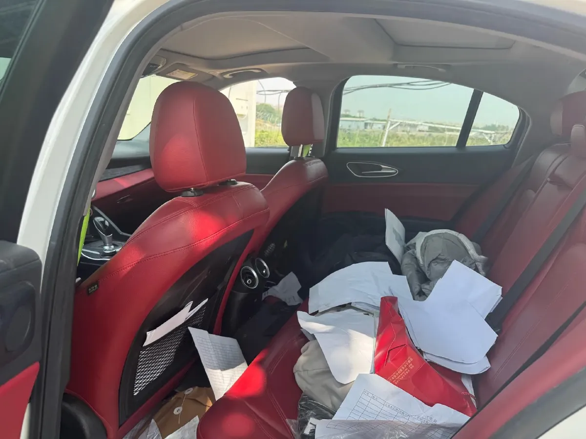 2019 Alfa Romeo Giulia 2.0T 280HP L4 8AT,autocango,china used car exporter,china ev exporter,chinese used car exporter,chinese used ev exporter