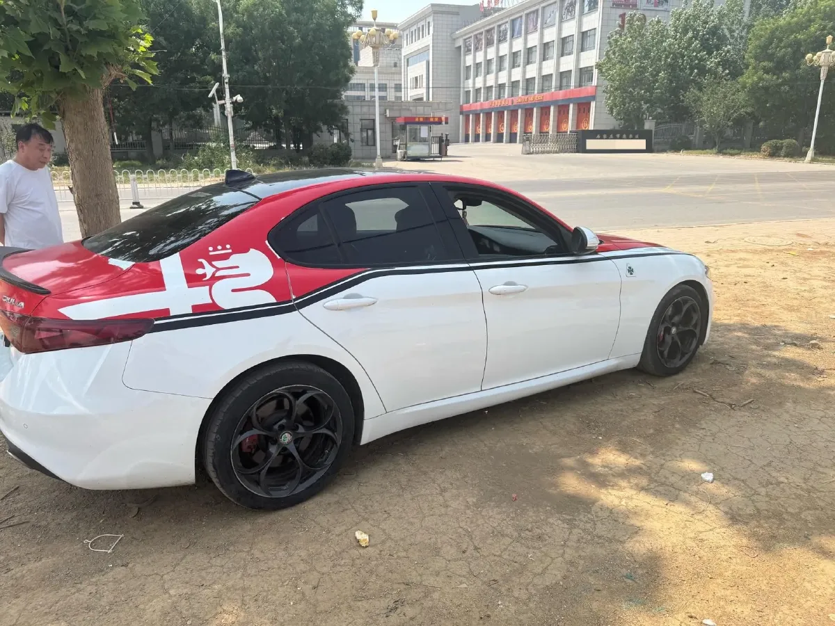 2019 Alfa Romeo Giulia 2.0T 280HP L4 8AT,autocango,china used car exporter,china ev exporter,chinese used car exporter,chinese used ev exporter