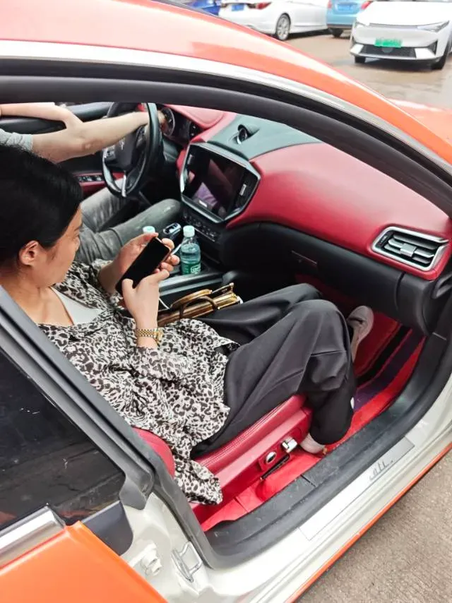 2021 Maserati Ghibli 2.0T 330HP L4 8AT,autocango,china used car exporter,china ev exporter,chinese used car exporter,chinese used ev exporter