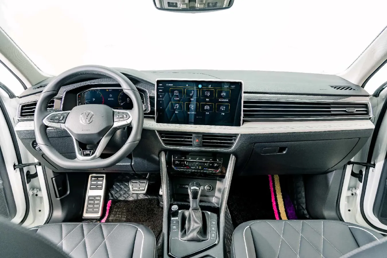 2024 Volkswagen Tiguan L 2.0T 186HP L4 7DCT,autocango,china used car exporter,china ev exporter,chinese used car exporter,chinese used ev exporter