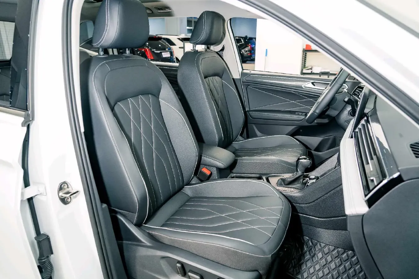 2024 Volkswagen Tiguan L 2.0T 186HP L4 7DCT,autocango,china used car exporter,china ev exporter,chinese used car exporter,chinese used ev exporter
