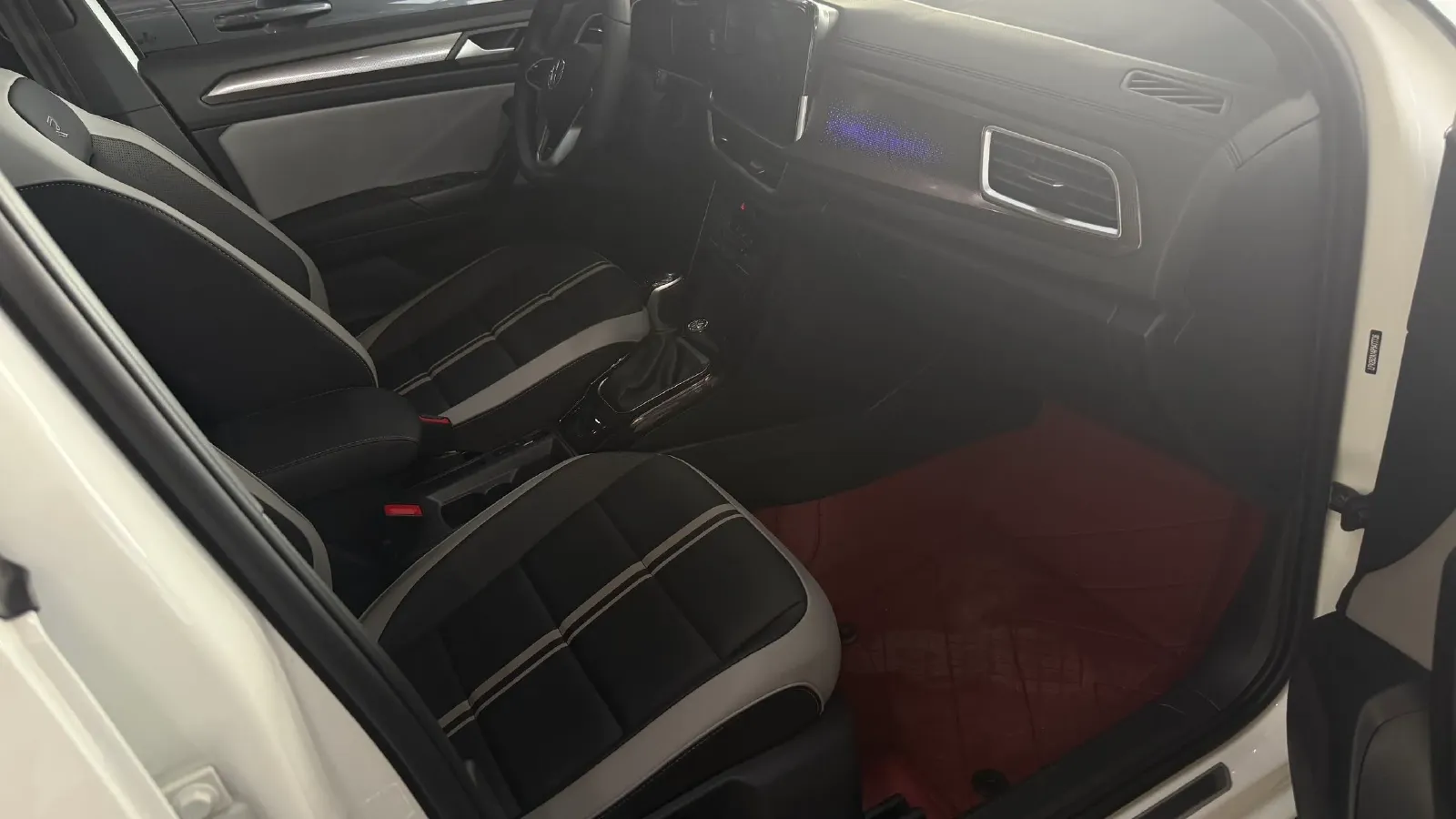 2023 Volkswagen T-Roc 1.5T 160HP L4 7DCT,autocango,china used car exporter,china ev exporter,chinese used car exporter,chinese used ev exporter