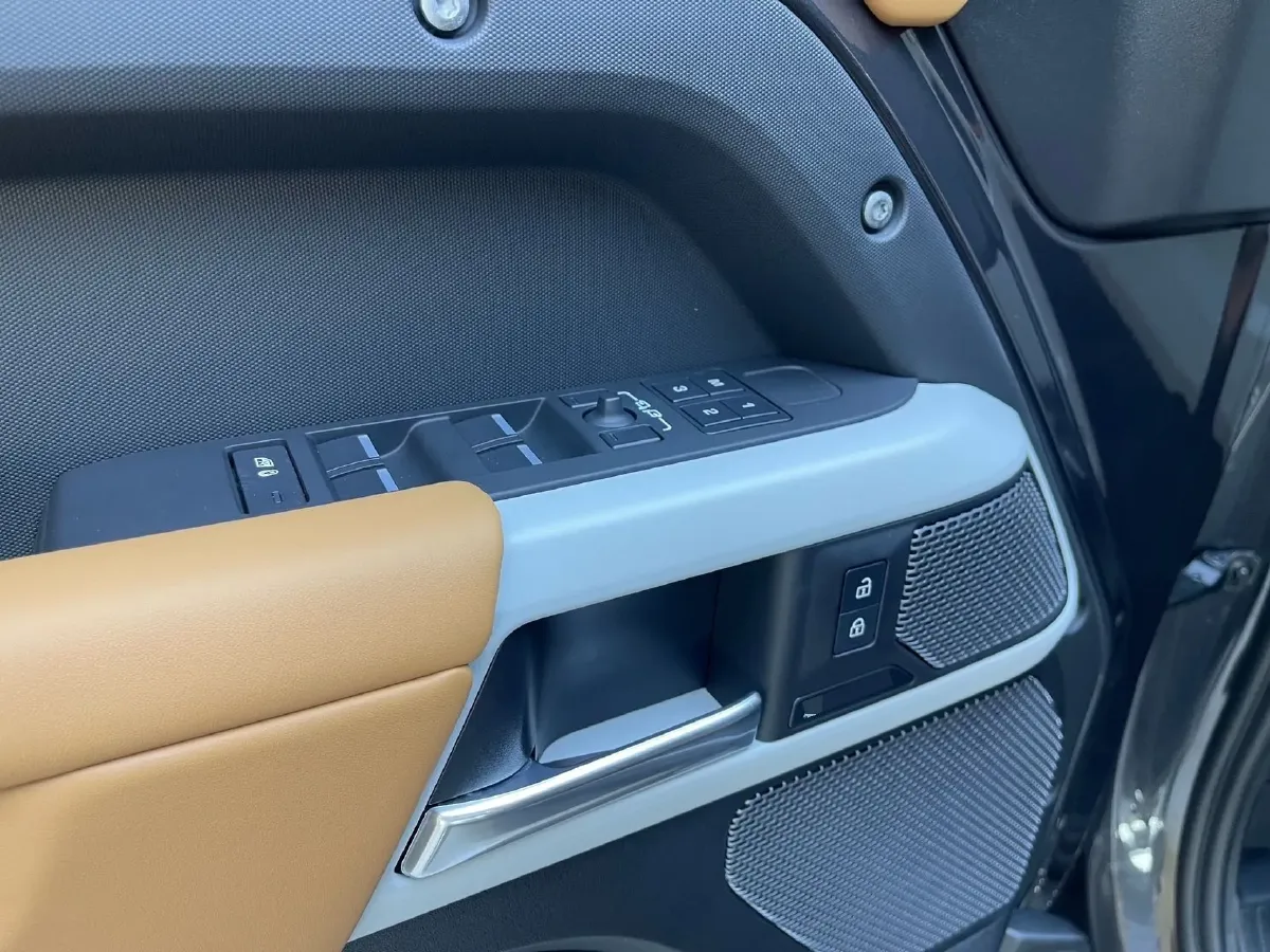 2023 Land Rover Defender 3.0T 400HP L6 8AT,autocango,china used car exporter,china ev exporter,chinese used car exporter,chinese used ev exporter