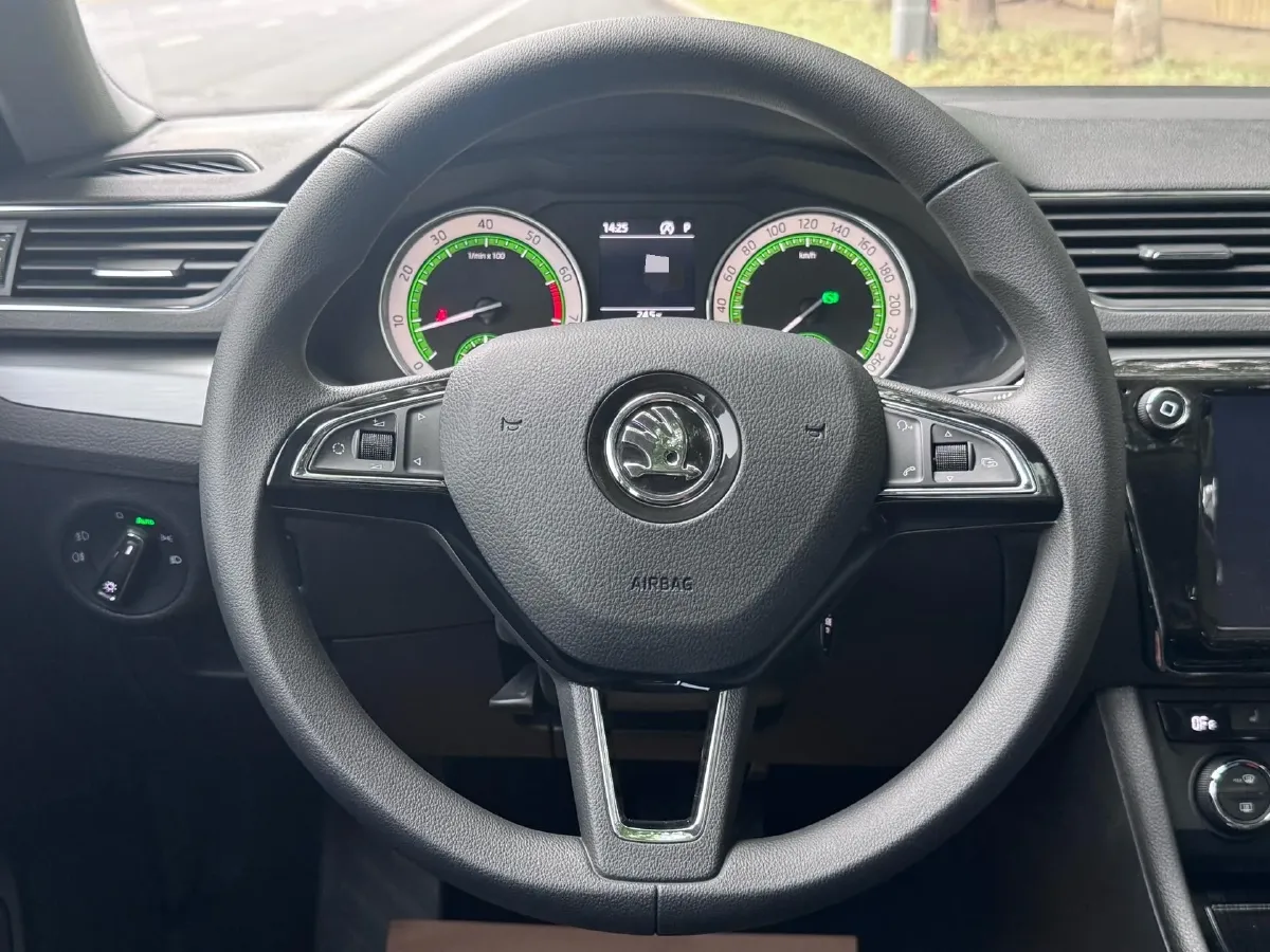 2018 Skoda Superb 1.8T 180HP L4 7DCT,autocango,china used car exporter,china ev exporter,chinese used car exporter,chinese used ev exporter
