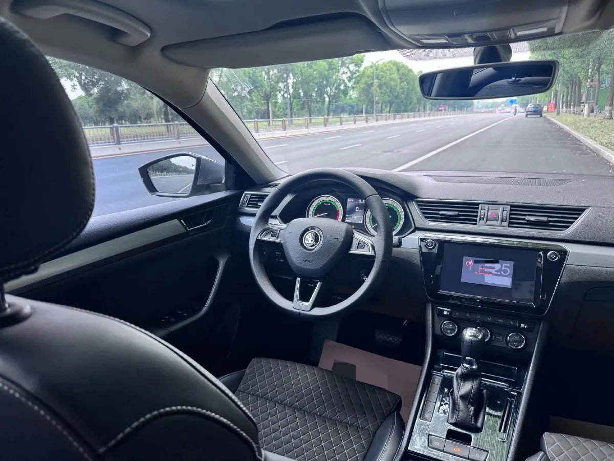 2018 Skoda Superb 1.8T 180HP L4 7DCT,autocango,china used car exporter,china ev exporter,chinese used car exporter,chinese used ev exporter