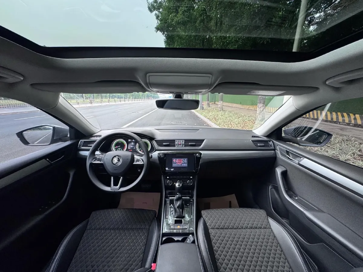 2018 Skoda Superb 1.8T 180HP L4 7DCT,autocango,china used car exporter,china ev exporter,chinese used car exporter,chinese used ev exporter