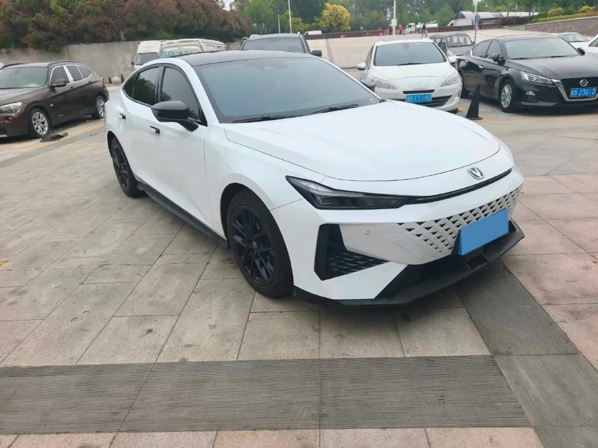 2022 ChangAn Raeton CC 1.5T 188HP L4 7DCT,autocango,china used car exporter,china ev exporter,chinese used car exporter,chinese used ev exporter