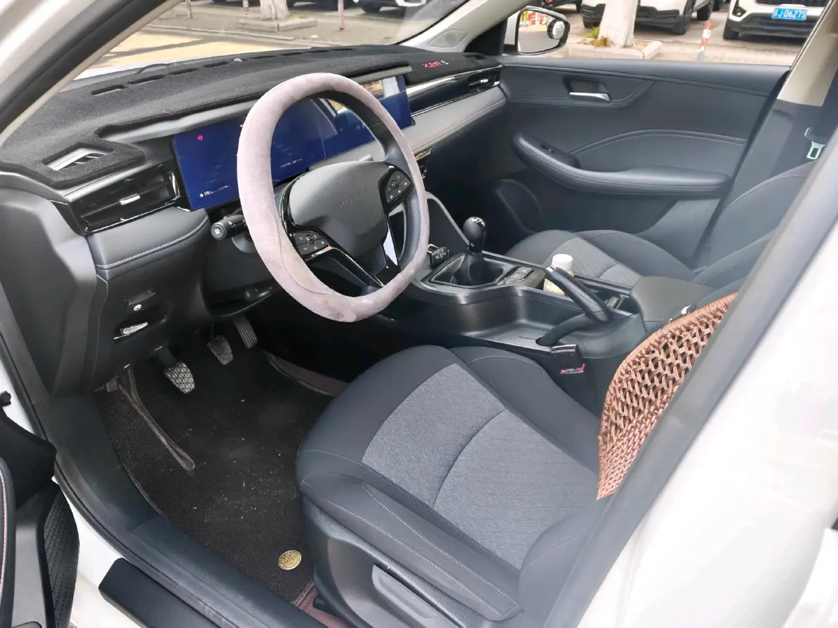 2023 Roewe i5 1.5L 129HP L4 5MT,autocango,china used car exporter,china ev exporter,chinese used car exporter,chinese used ev exporter