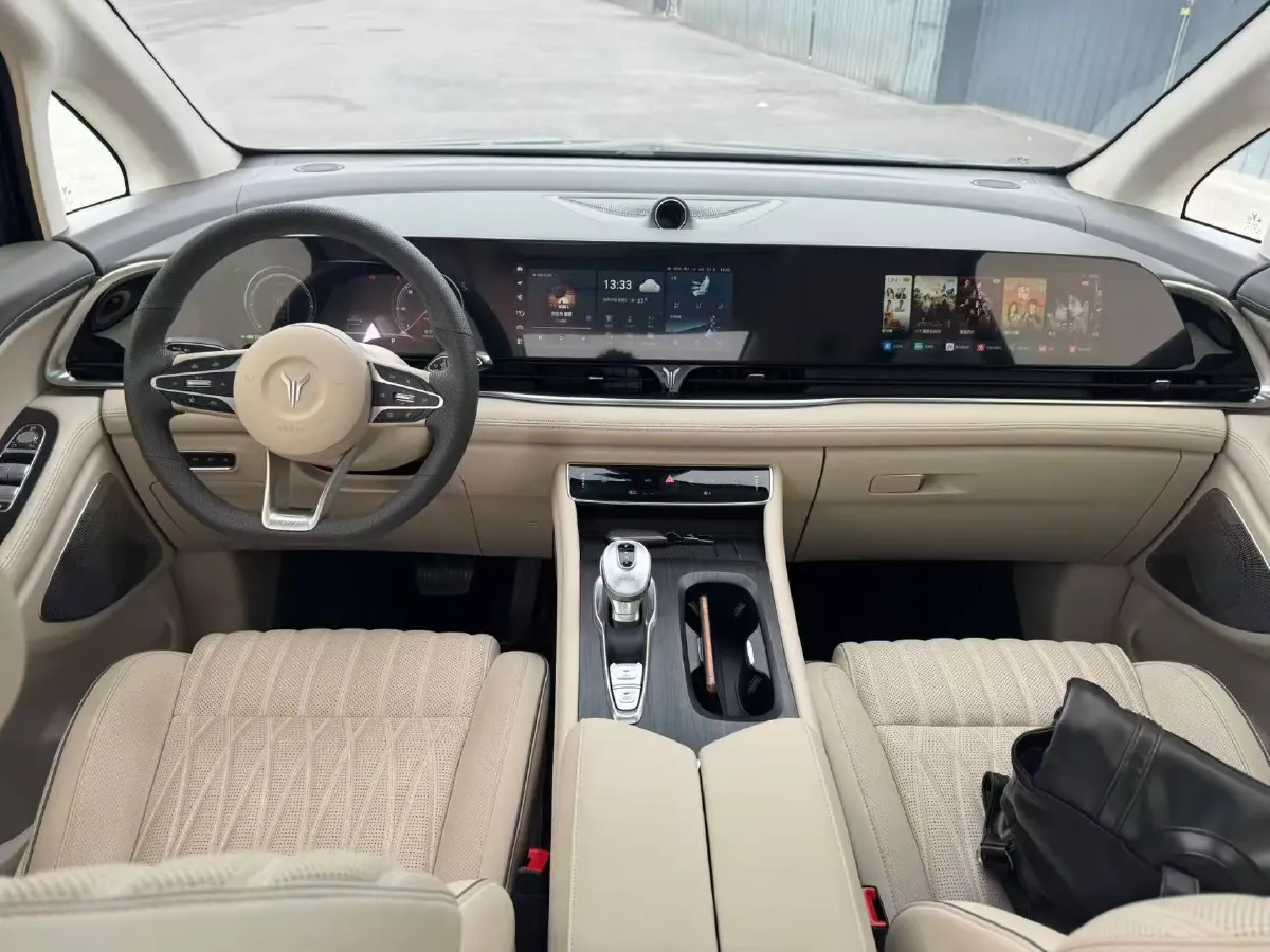 2024 Voyah Dream 1.5T 150HP L4 PHEV 43KWH,autocango,china used car exporter,china ev exporter,chinese used car exporter,chinese used ev exporter