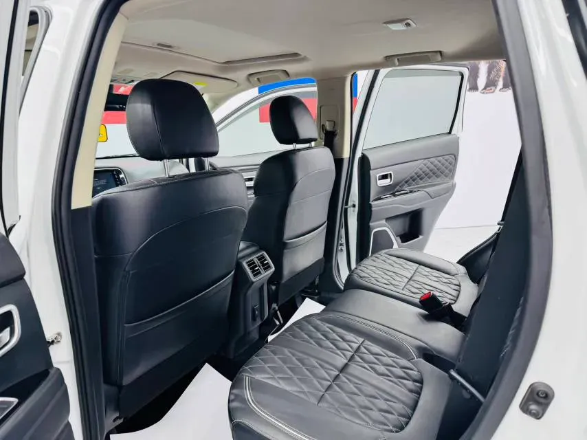 2021 Mitsubishi Outlander 2.0L 166HP L4 CVT,autocango,china used car exporter,china ev exporter,chinese used car exporter,chinese used ev exporter