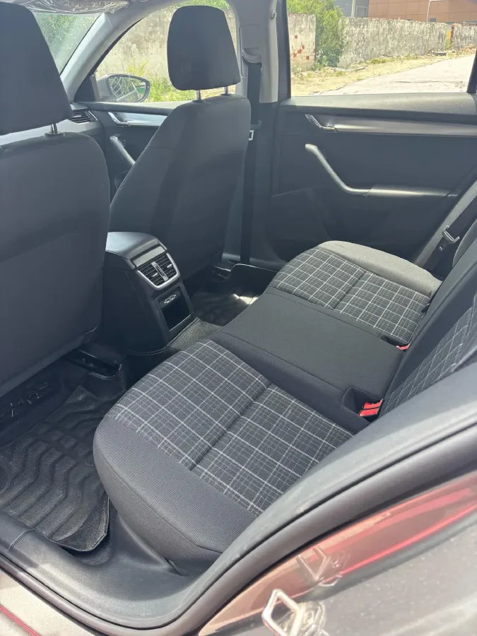 2019 Skoda Octavia 1.5L 116HP L4 6AT,autocango,china used car exporter,china ev exporter,chinese used car exporter,chinese used ev exporter