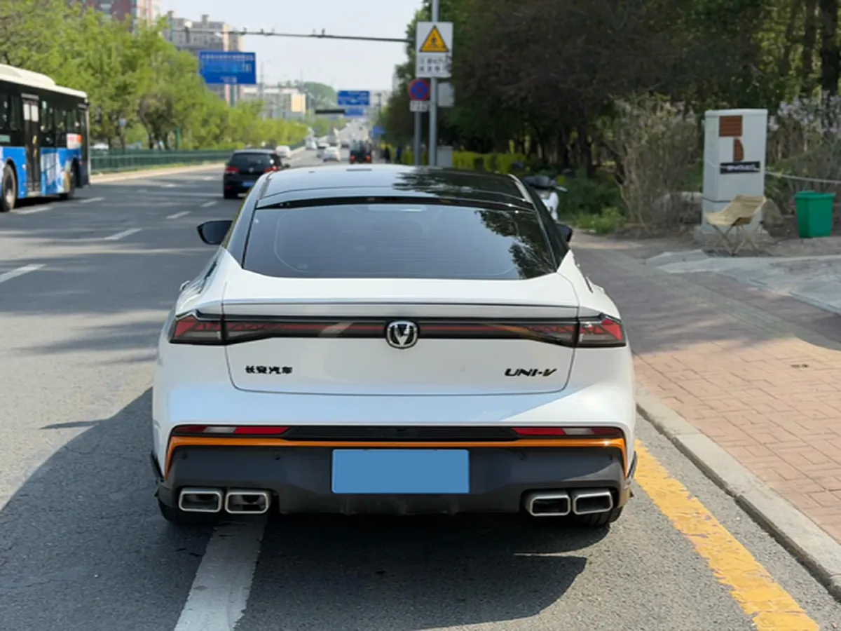 2024 ChangAn UNI-V 1.5T 188HP L4 7DCT,autocango,china used car exporter,china ev exporter,chinese used car exporter,chinese used ev exporter