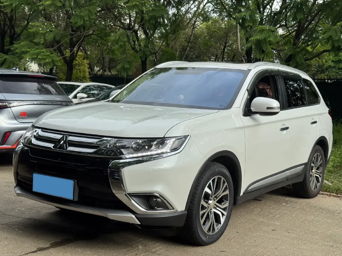 2018 Mitsubishi Outlander 2.4L 192HP L4 CVT,autocango,china used car exporter,china ev exporter,chinese used car exporter,chinese used ev exporter
