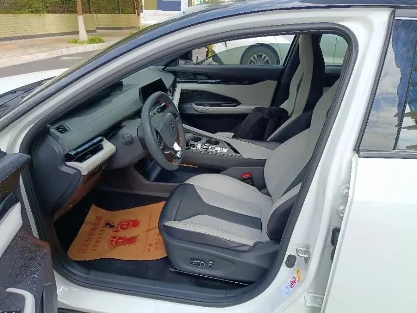 2024 ChangAn UNI-V iDD 1.5L 110HP L4 E-CVT PHEV 18.99KWH,autocango,china used car exporter,china ev exporter,chinese used car exporter,chinese used ev exporter