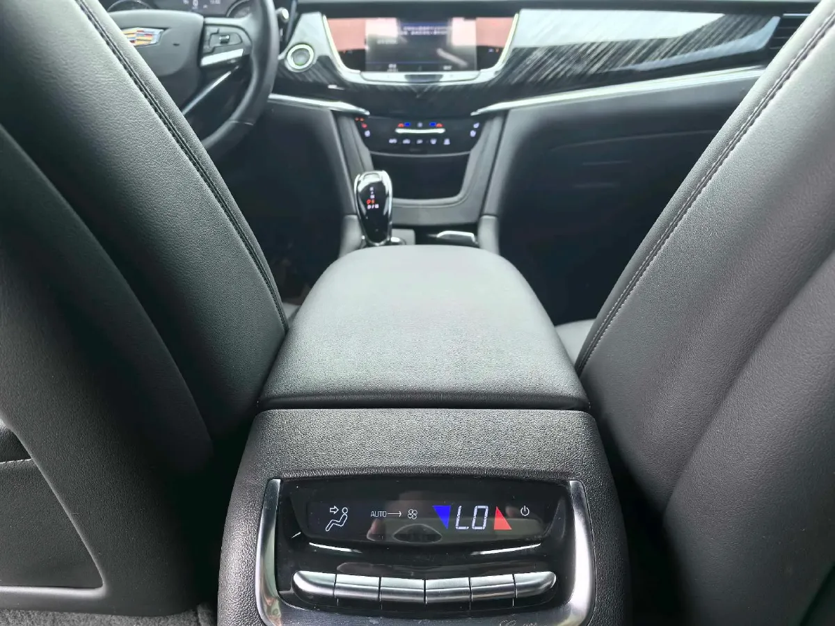 2022 Cadillac XT6 2.0T 237HP L4 9AT,autocango,china used car exporter,china ev exporter,chinese used car exporter,chinese used ev exporter