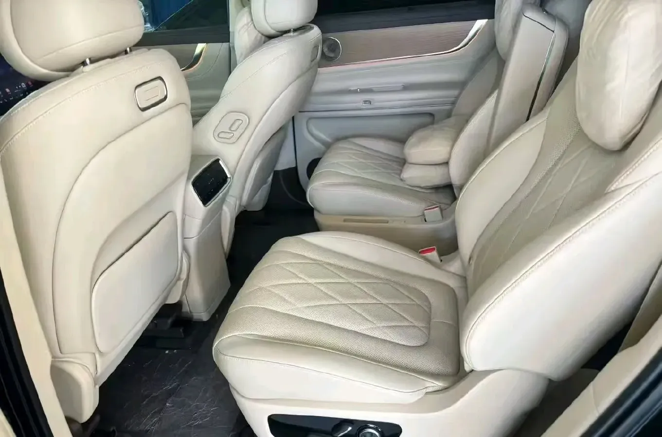 2024 AITO AITO M9 1.5T 152HP L4 REEV 42KWH,autocango,china used car exporter,china ev exporter,chinese used car exporter,chinese used ev exporter