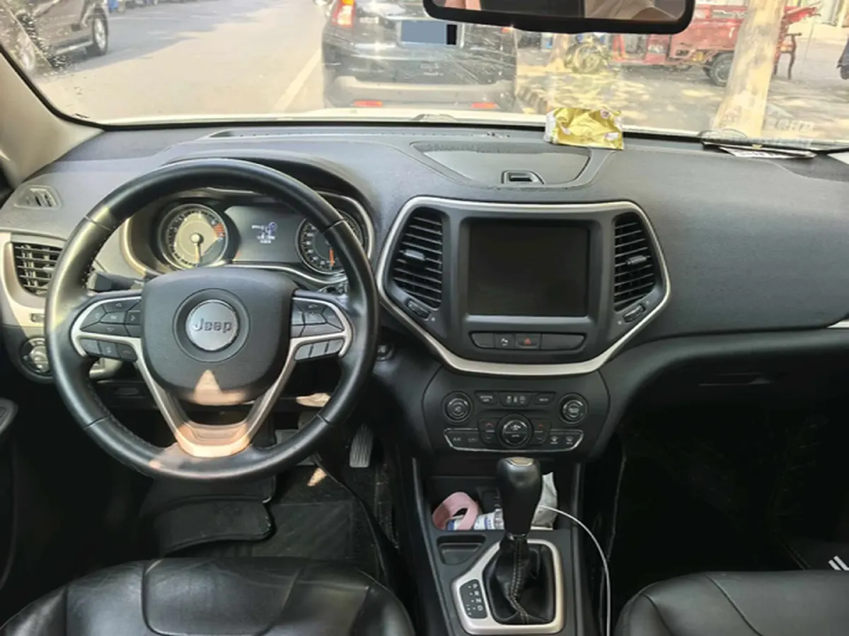 2017 Jeep Cherokee 2.0L 155HP L4 9AT,autocango,china used car exporter,china ev exporter,chinese used car exporter,chinese used ev exporter