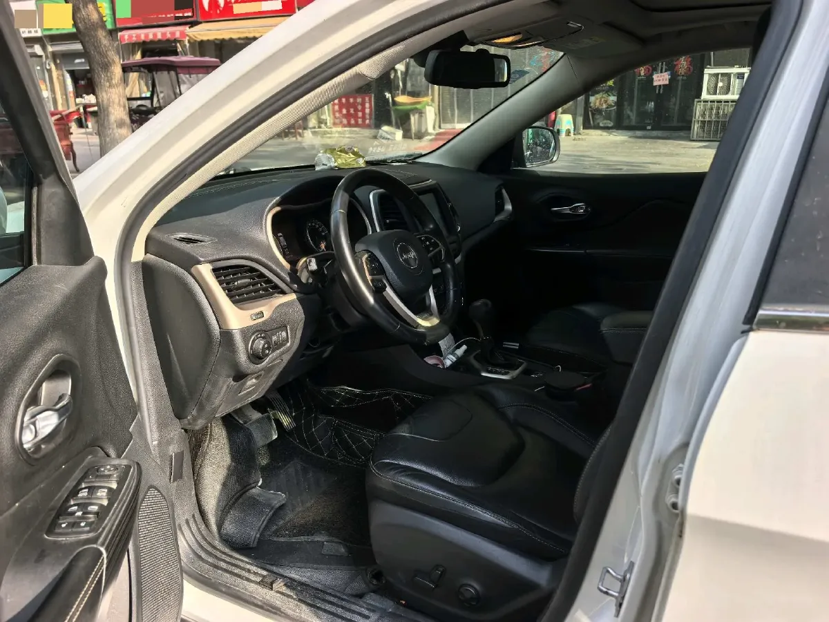 2017 Jeep Cherokee 2.0L 155HP L4 9AT,autocango,china used car exporter,china ev exporter,chinese used car exporter,chinese used ev exporter