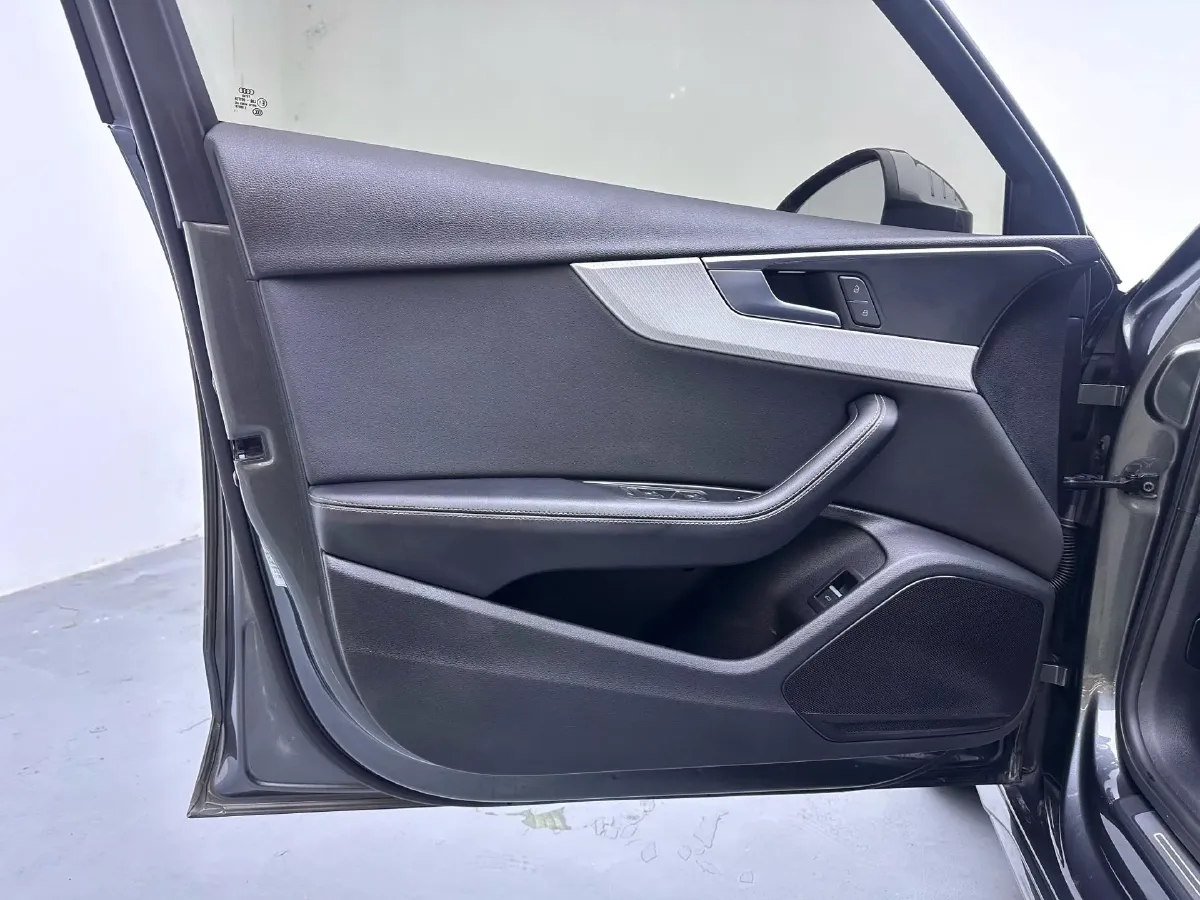 2020 Audi A4L 2.0T 190HP L4 7DCT,autocango,china used car exporter,china ev exporter,chinese used car exporter,chinese used ev exporter