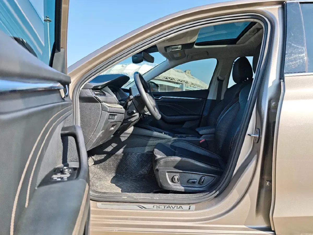 2022 Skoda Octavia 1.4T 150HP L4 7DCT,autocango,china used car exporter,china ev exporter,chinese used car exporter,chinese used ev exporter