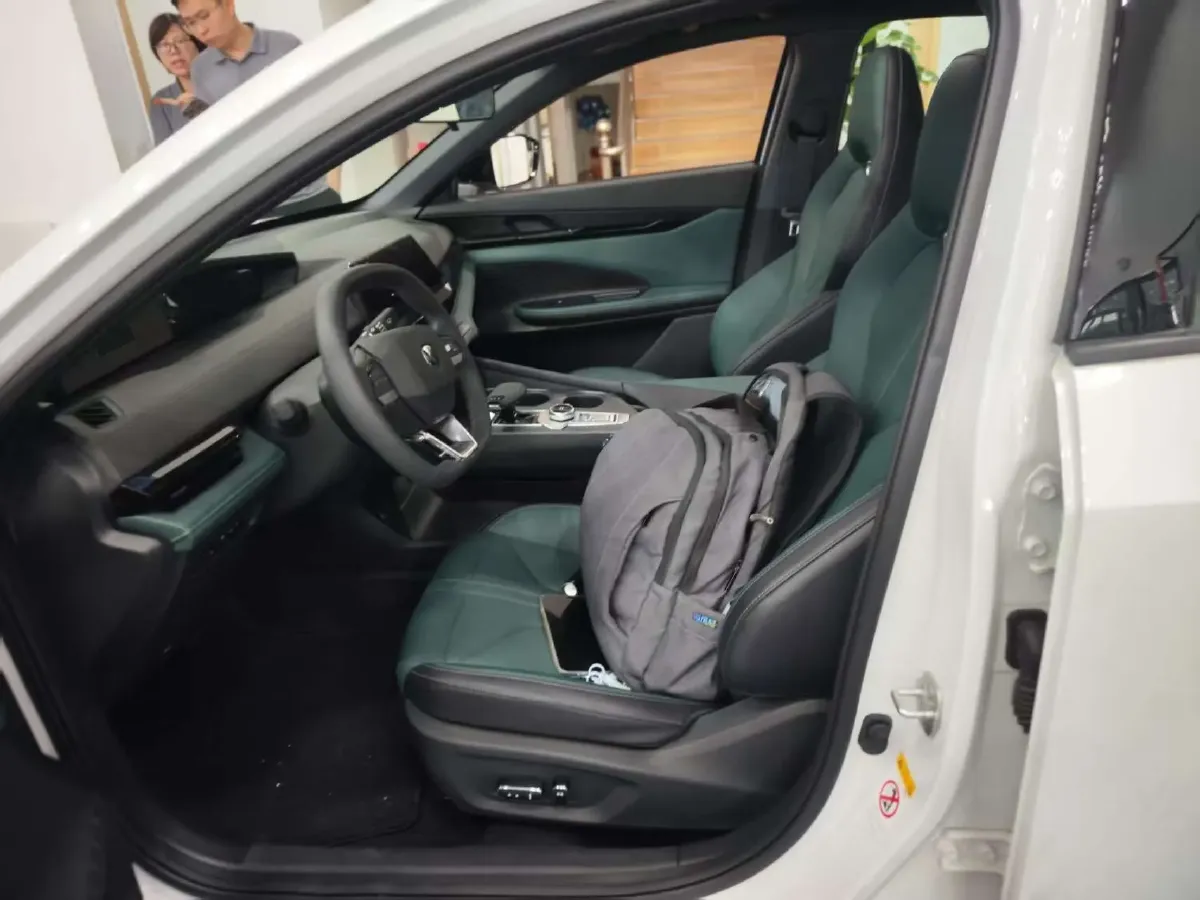 2024 ChangAn UNI-V iDD 1.5L 110HP L4 E-CVT PHEV 18.99KWH,autocango,china used car exporter,china ev exporter,chinese used car exporter,chinese used ev exporter