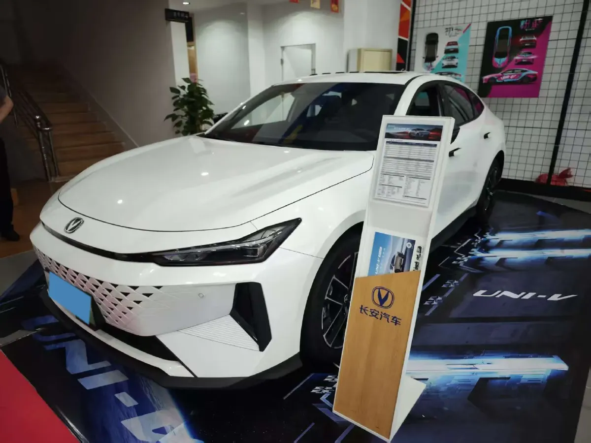 2024 ChangAn UNI-V iDD 1.5L 110HP L4 E-CVT PHEV 18.99KWH,autocango,china used car exporter,china ev exporter,chinese used car exporter,chinese used ev exporter