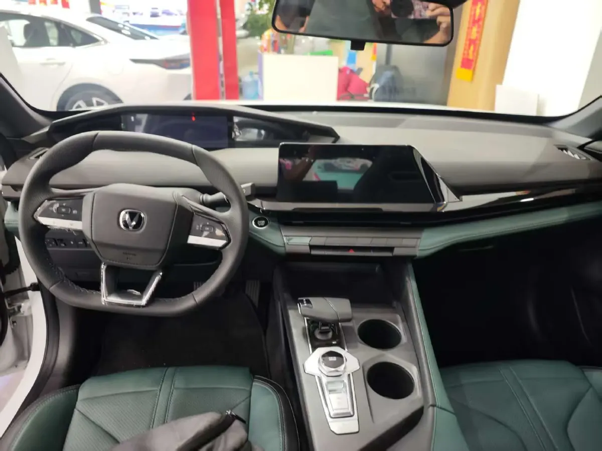 2024 ChangAn UNI-V iDD 1.5L 110HP L4 E-CVT PHEV 18.99KWH,autocango,china used car exporter,china ev exporter,chinese used car exporter,chinese used ev exporter